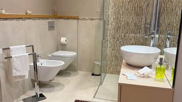 Doccia, asciugacapelli, bidet, asciugamani