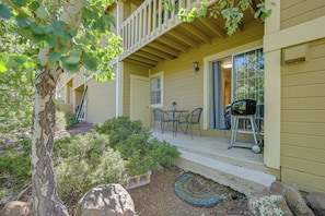 A building with a porch, outdoor seating, and a grill. - Shop, Dine, Hike, Explore Dtwn! Flagstaff Getaway (Flagstaff)