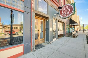 En butikslokal med en skylt för Katabatic Beer Co., en mexikansk restaurang och en väl synlig entré.