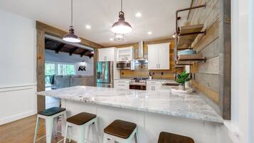House (5 Bedrooms) | Interior