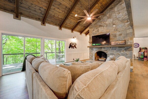 Resort Perks & Game Room! Group Escape In Deep Gap - North Carolina