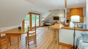 Een ruime loft met een eetgedeelte, keuken en woonruimte.