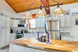 Interior - 2 Mi to Lake Champlain! 4 Riverfront Cabins (Peru)