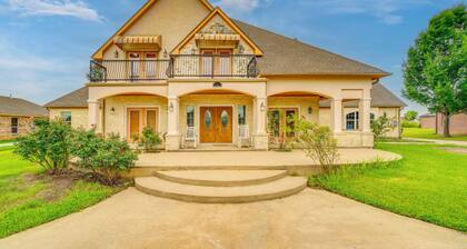 Red Oak Group Getaway w/ Yard + Patio