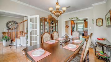 House (5 Bedrooms) | Interior