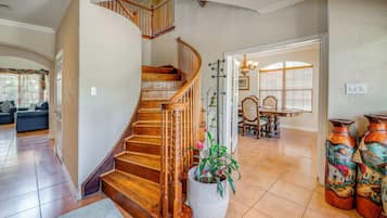 House (5 Bedrooms) | Interior