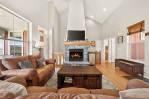 TV, fireplace - Ideal family rental, pet friendly, private hot tub and views (Granby)