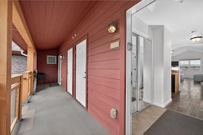 Ein Korridor mit roter Holzverkleidung, weißen Türen und einem Schild mit der Nummer D305.