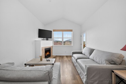 Waterside West D305 Spacious 2 bedroom, vaulted ceilings, mt views