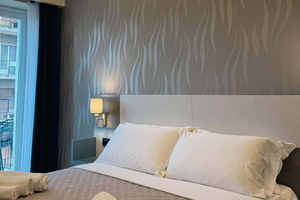 Phòng đôi Deluxe, 1 giường cỡ queen, ban công, quang cảnh biển (scirocco) | Bộ đồ giường cao cấp, nệm cao su hoạt tính (memory foam)