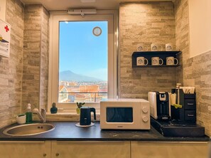 Mini-fridge, microwave, cookware/dishes/utensils - Attom Rooms B&B CATANIA (Catania)