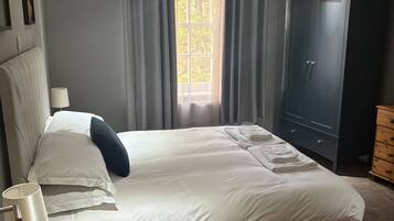 Apartment | Desk, laptop workspace, iron/ironing board, free WiFi