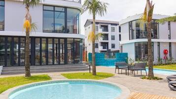 2 outdoor pools