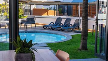 2 outdoor pools