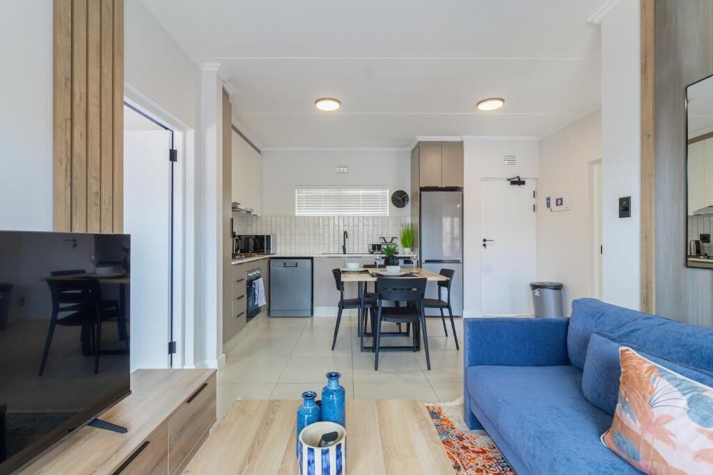 Un apartamento moderno con sala de estar, cocina y comedor.