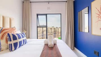 Luxury Apartment, 1 Queen Bed | Iron/ironing board, free WiFi, bed sheets