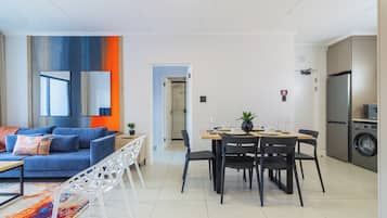 Departamento de lujo, 3 habitaciones, balcón | Interior