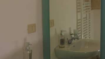 Een douche, een haardroger, handdoeken