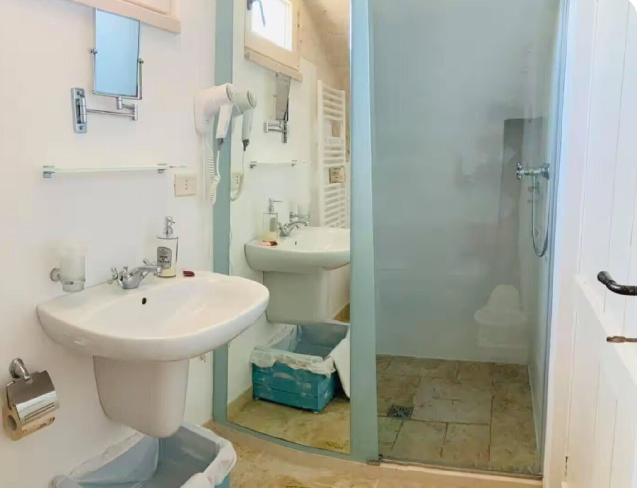 Een douche, een haardroger, handdoeken