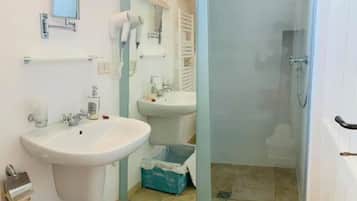 Een douche, een haardroger, handdoeken