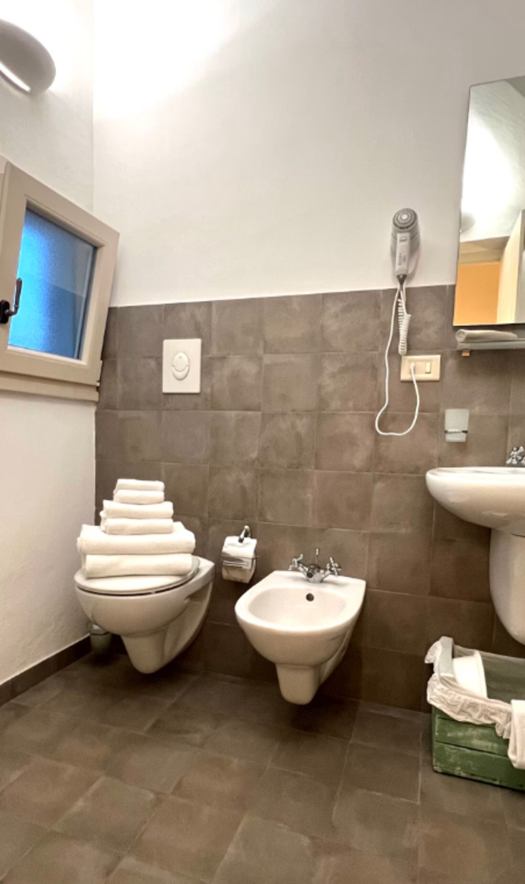 Een douche, een haardroger, handdoeken