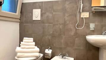 Een douche, een haardroger, handdoeken