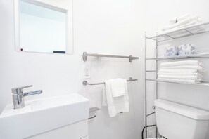 Asciugacapelli, asciugamani, sapone, carta igienica