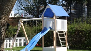 A playground with a slide and climbing structure. - Apartment in Daun for up to 8 Guests (95 m²) – Central Location (Daun)