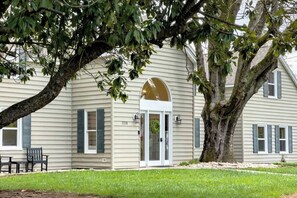 Exterior - Private Suite w/ Kitchen in Boutique Inn + Hot Tub (Altavista)