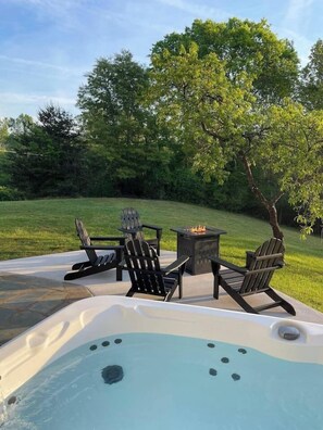 Outdoor spa tub - Private Suite w/ Kitchen in Boutique Inn + Hot Tub (Altavista)