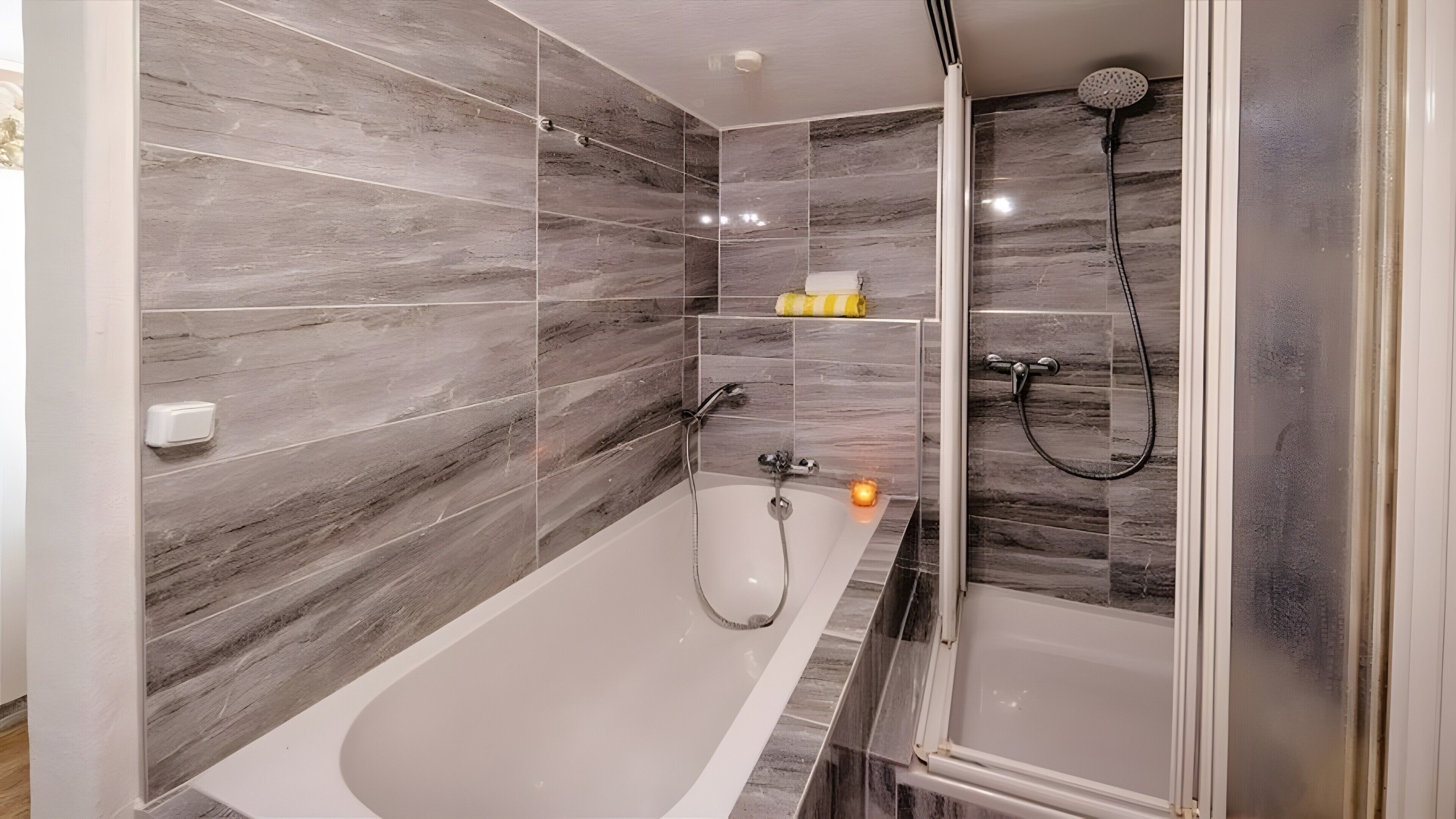 Dusche, Haartrockner, Handtücher