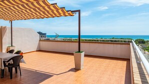 Outdoor dining - Apartment 'Frontal Jardines Del Mar 2' with Sea View, Wi-Fi and Air Conditioning (Torre de la Sal)