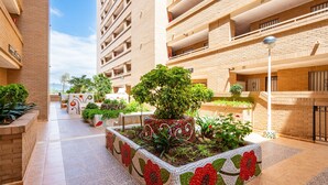 Property grounds - Apartment 'Frontal Jardines Del Mar 2' with Sea View, Wi-Fi and Air Conditioning (Torre de la Sal)