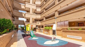 Children’s area - Apartment 'Frontal Jardines Del Mar 2' with Sea View, Wi-Fi and Air Conditioning (Torre de la Sal)