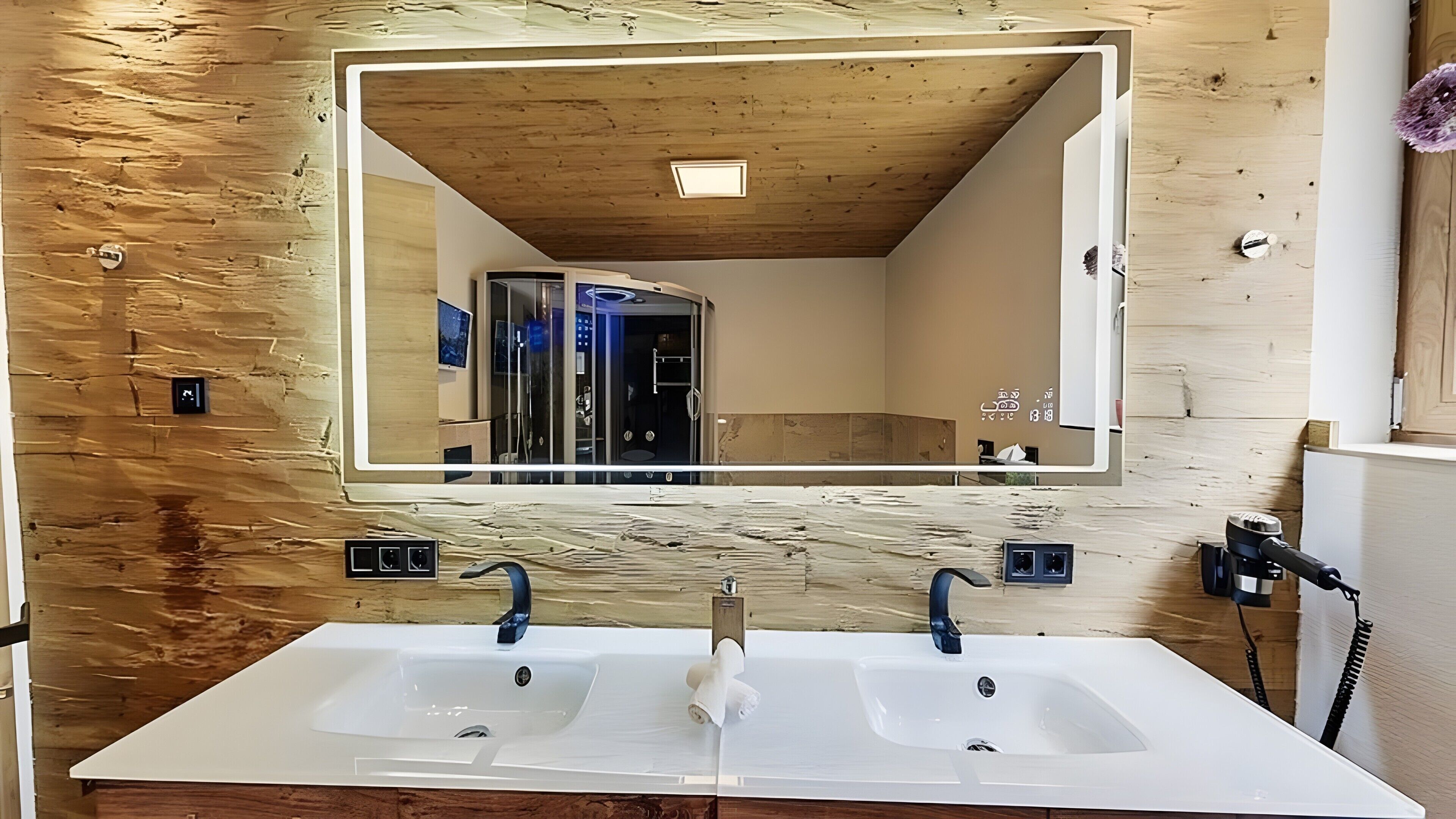 Een douche, een haardroger, handdoeken