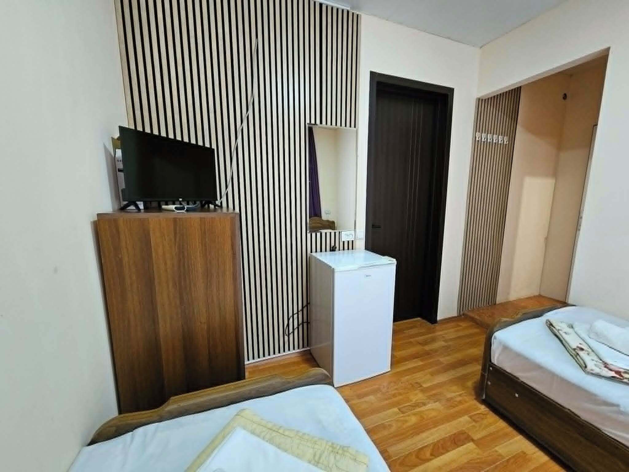 Quarto duplo standard, sacada | Quartos à prova de som, ferros/tábuas de passar roupa, Wi-Fi de cortesia
