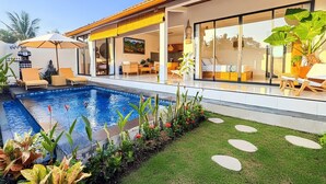 A modern house with a swimming pool, outdoor seating, and a well-maintained garden. - 2BR Private Jungle Pool Villa in Ubud · Boho Retreat, Yoga Corner & Lush Garden (Tampaksiring)