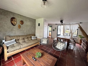 A living room with a sofa, chairs, a coffee table, and a dining table. - Comfort and Design near the Town - 3 Bedrooms (Mazamitla)