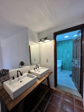 Bathroom - Beautiful little house near town, comfortable beds throughout, and a spacious patio perfect for bonfires or barbecues with family and friends. Fully equipped kitchen, ideal for one or more nights' stay. High-speed Wi-Fi. (Mazamitla)
