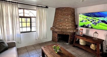 Beautiful little house near town, comfortable beds throughout, and a spacious patio perfect for bonfires or barbecues with family and friends. Fully equipped kitchen, ideal for one or more nights' stay. High-speed Wi-Fi.