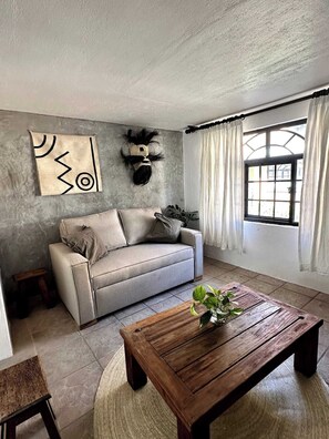 Living area - Beautiful little house near town, comfortable beds throughout, and a spacious patio perfect for bonfires or barbecues with family and friends. Fully equipped kitchen, ideal for one or more nights' stay. High-speed Wi-Fi. (Mazamitla)