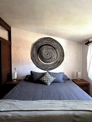 Room - Beautiful little house near town, comfortable beds throughout, and a spacious patio perfect for bonfires or barbecues with family and friends. Fully equipped kitchen, ideal for one or more nights' stay. High-speed Wi-Fi. (Mazamitla)