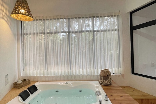 En el sitio,Area de estar,Área para café / té,Área y comodidades,Hidromasaje/jacuzzi,Ubicación,Vista (de la propiedad / habitación),Vista del Jardín
