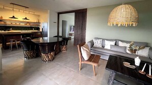 Une cuisine moderne avec un coin repas, un canapé et une table basse.