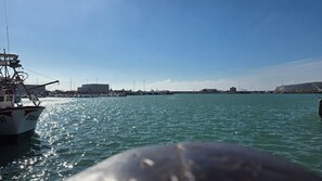 A harbor with boats, a large building, and a clear sky. - Central House with Private Solarium in Barbate, Costa de la Luz (Barbate)