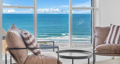 22 Dent Crescent - Spacious Coastal Retreat with Stunning Ocean Views