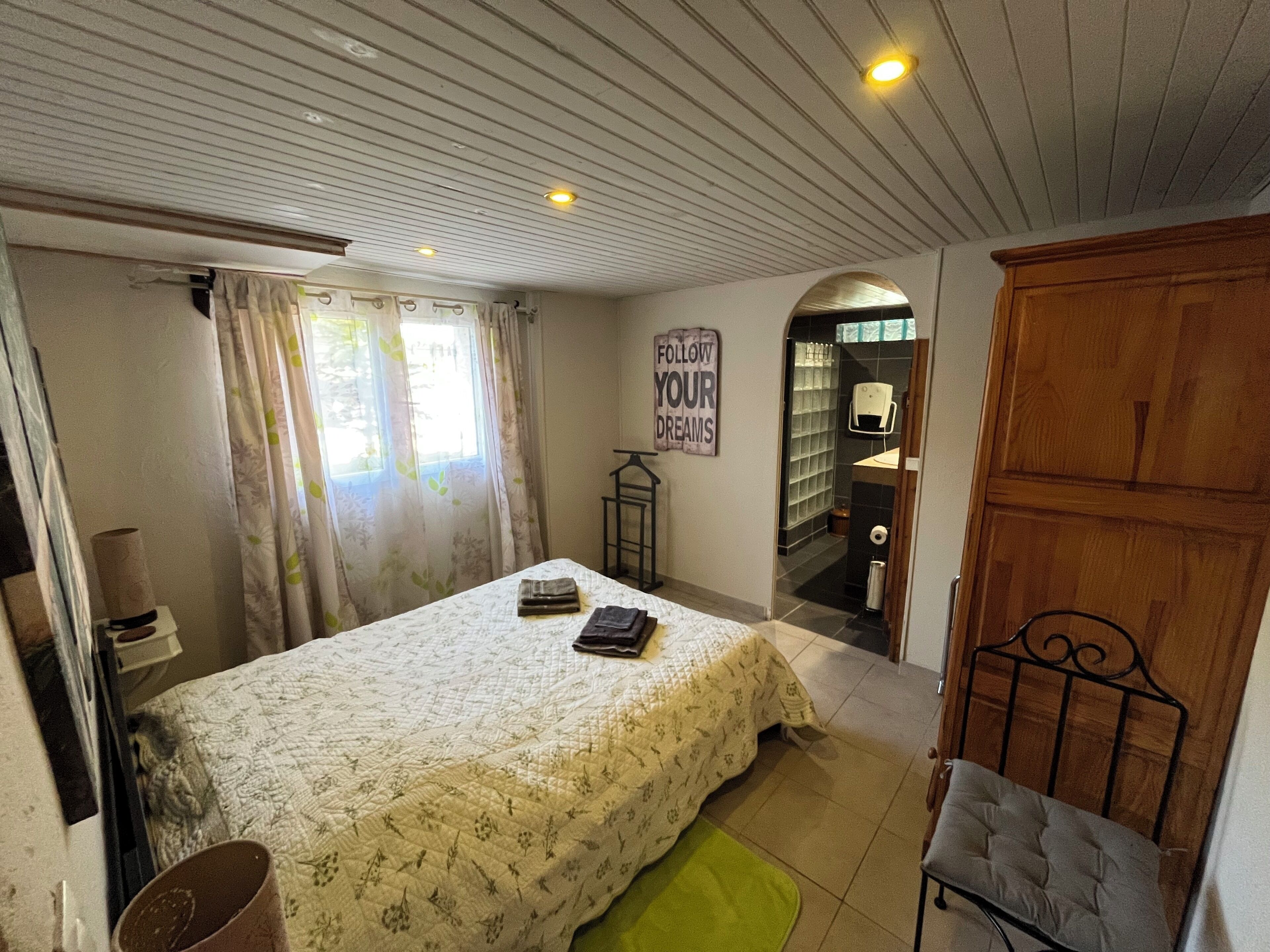 3 slaapkamers, een strijkplank/strijkijzer, wifi, beddengoed