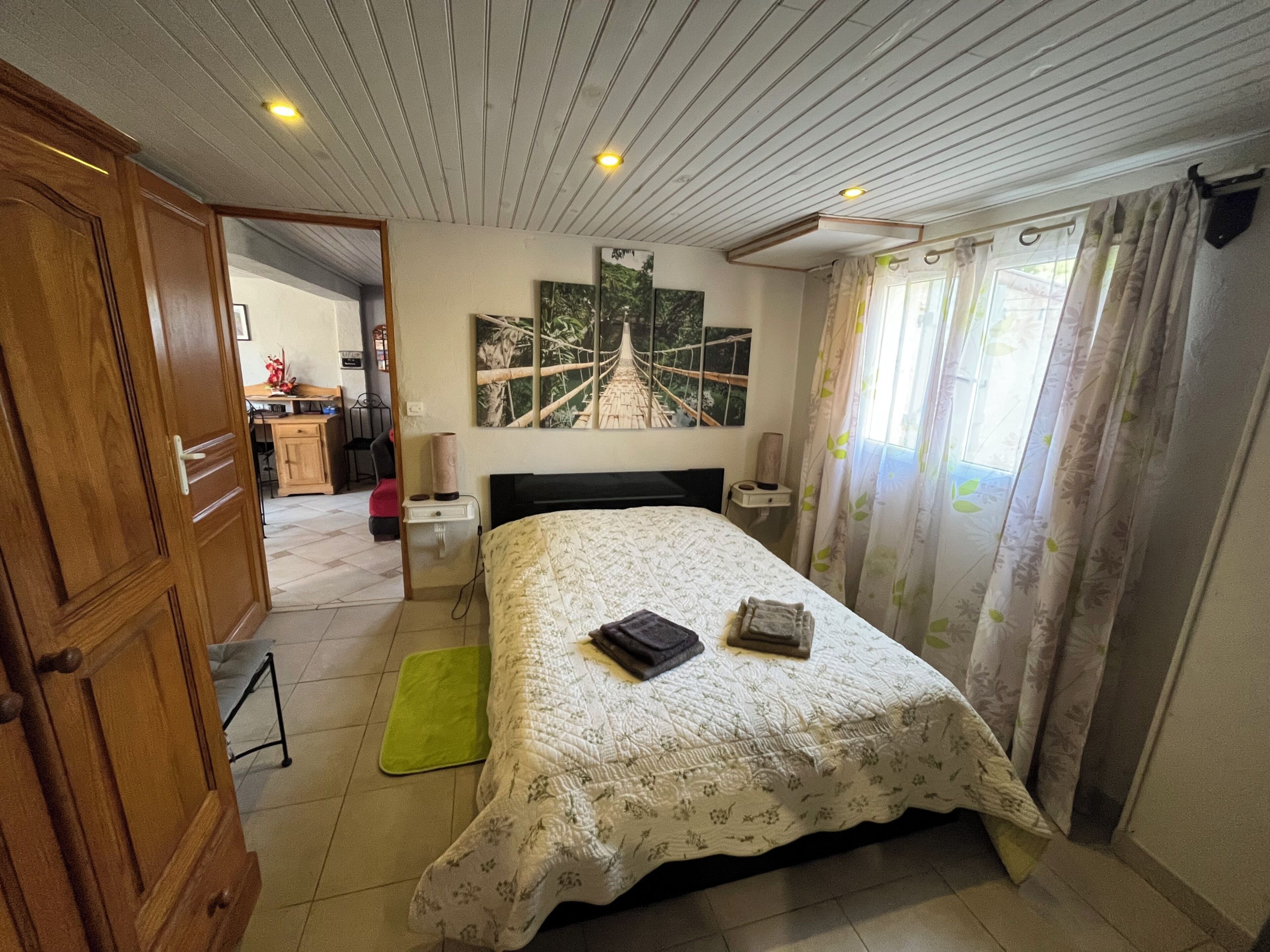3 quartos, ferros/tábuas de passar roupa, Wi-Fi, roupa de cama
