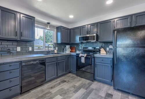 Tails & Trails 3 Bedroom Home