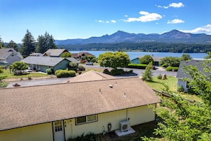 A residential area with houses, a driveway, and a mountain view. - Tails & Trails 3 Bedroom Home (Portland)